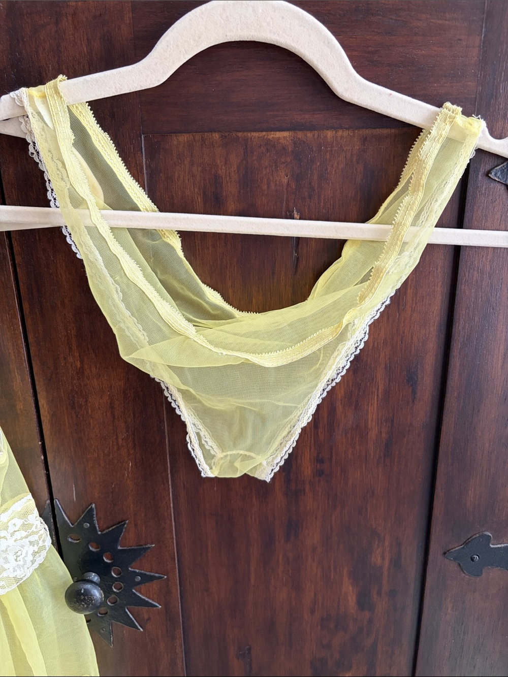 Sweet Vintage 1960s Women's Yellow Sheer Nylon & Lace Baby Doll Nightie Lingerie - Picture 6 of 13